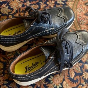 NEW without tags Florsheim kids size 2.5 boys Leather Shoes. Navy blue. Comfy!